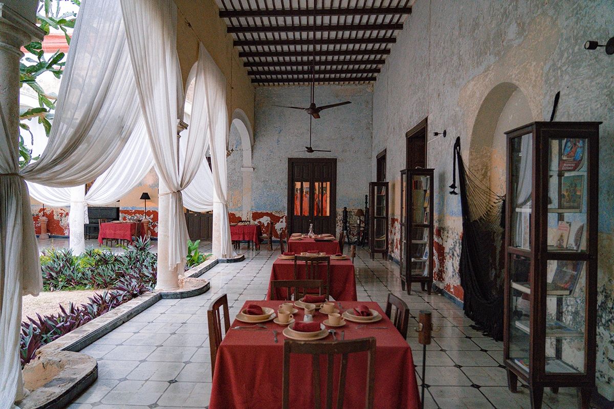 Nestled in the heart of Mérida, Fundación de Artistas is a cultural and artistic haven set within a beautifully restored colonial building. With its rustic charm, airy drapes, and intimate ambiance, this creative space combines art, history, and fine dining. A must-visit for travelers looking to experience Mérida’s rich artistic heritage in a unique setting.